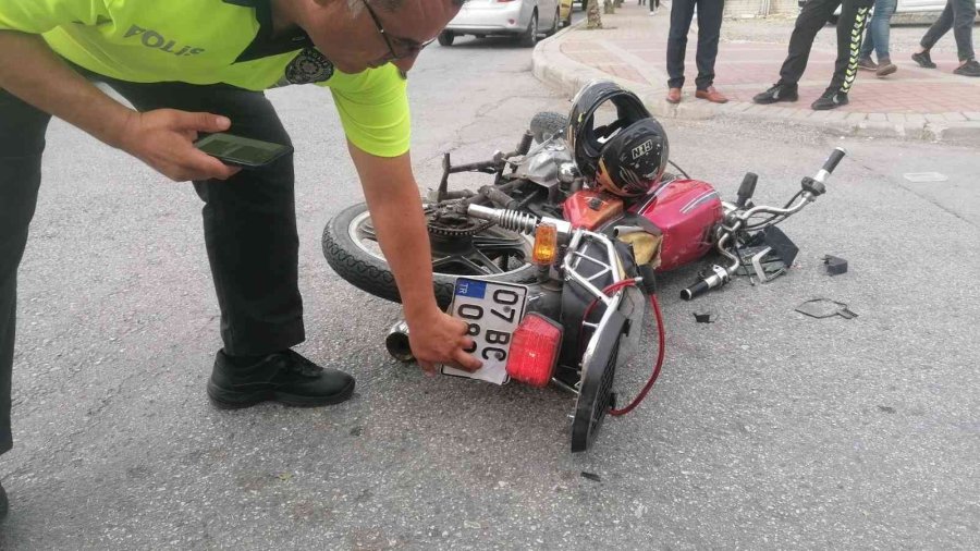 Plakası Bantla Kapatılmış Motosikletiyle Otomobile Çarpan Sürücü Yaralandı