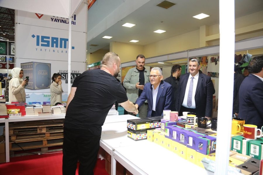 Vali Çiçek İle Başkan Büyükkılıç Kitap Fuarı’nı Gezdi
