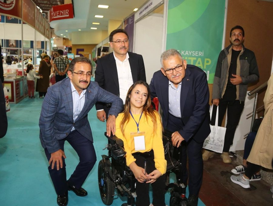 Vali Çiçek İle Başkan Büyükkılıç Kitap Fuarı’nı Gezdi