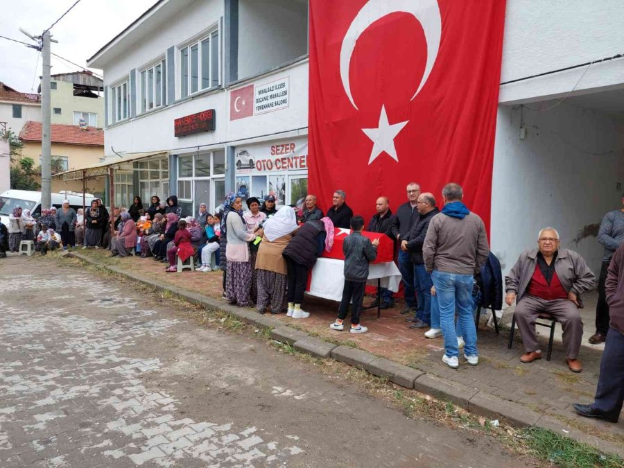 Ayvalık’ta Beyin Kanaması Nedeniyle Hayatını Kaybeden Polis Memuru Memleketinde Toprağa Verildi