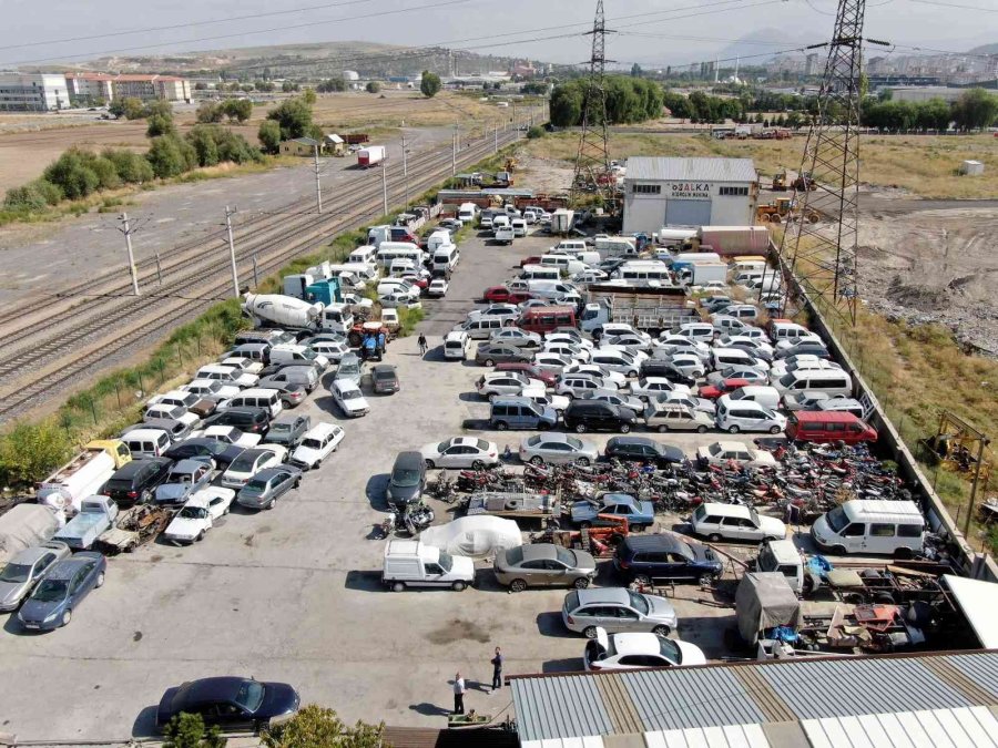 Yediemin Otoparkında Servet Bekliyorlar
