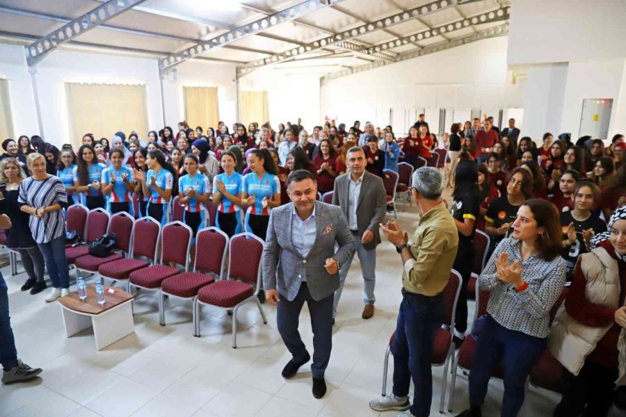 Alanya Belediye Başkanı Yücel, Öğrencilerle Bir Araya Geldi