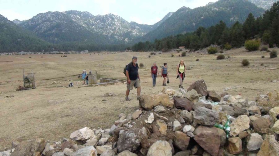 Antalya’nın ’vahşi Güzelliği’ Yılkı Atları Turistlerin İlgi Odağı Oldu