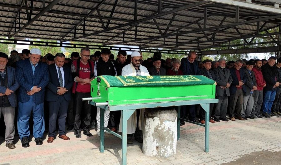 Komşusunun 20 Bıçak Darbesiyle Öldürdüğü Kadın Toprağa Verildi