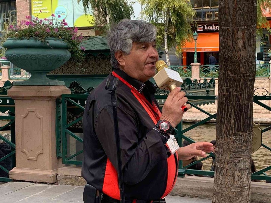 Her Mikrofonda Farklı Şarkı