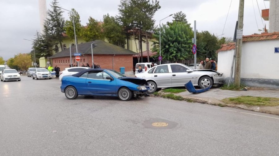 Kavşakta Çarpışan Otomobillerin Sürücüleri Yaralandı