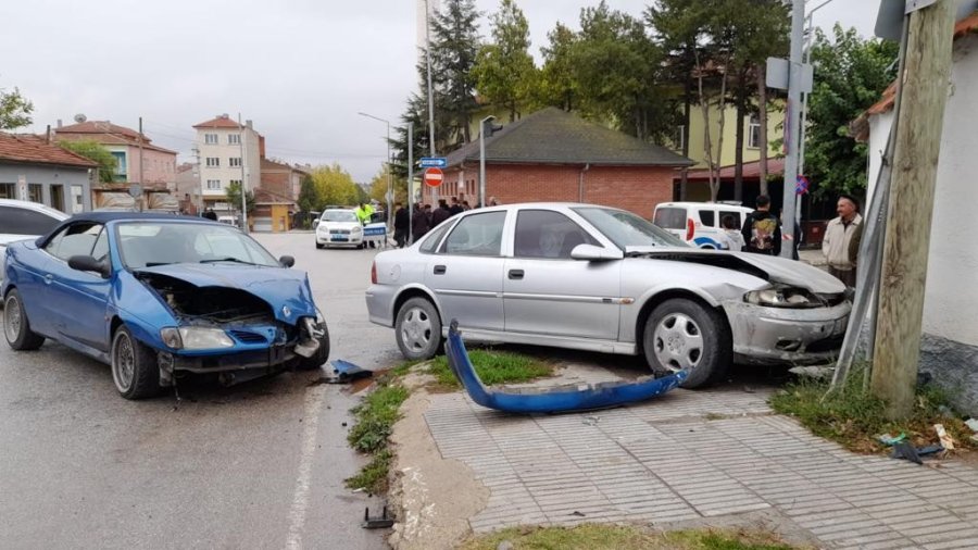 Kavşakta Çarpışan Otomobillerin Sürücüleri Yaralandı
