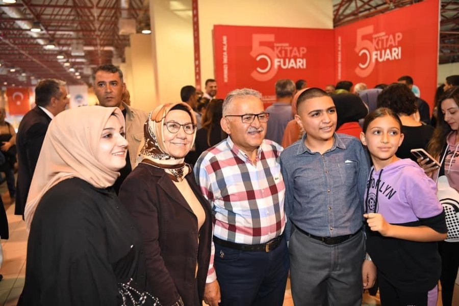 Başkan Büyükkılıç Kitap Fuarı’nda Kitapseverlerle Buluştu