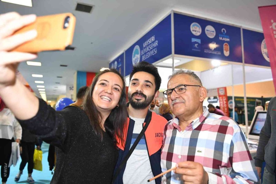 Başkan Büyükkılıç Kitap Fuarı’nda Kitapseverlerle Buluştu