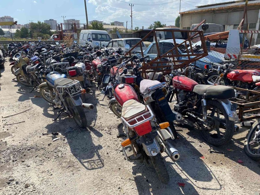 Yediemin Otoparkında Servet Bekliyorlar