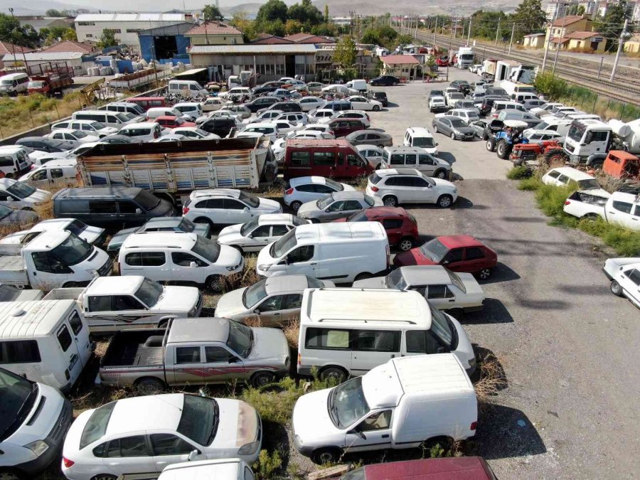 Yediemin Otoparkında Servet Bekliyorlar