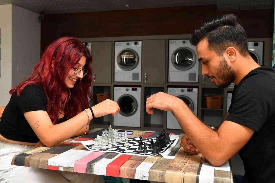 Öğrenciler Elbiselerini Çamaşır Kafede Yıkıyor