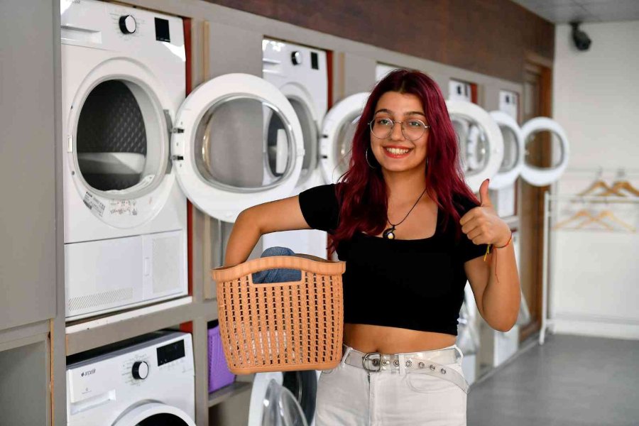 Öğrenciler Elbiselerini Çamaşır Kafede Yıkıyor