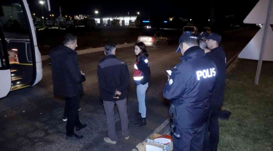 Alkollü Çıktı, Basın Mensubunu Darp Edip Kamerasını Kırdı