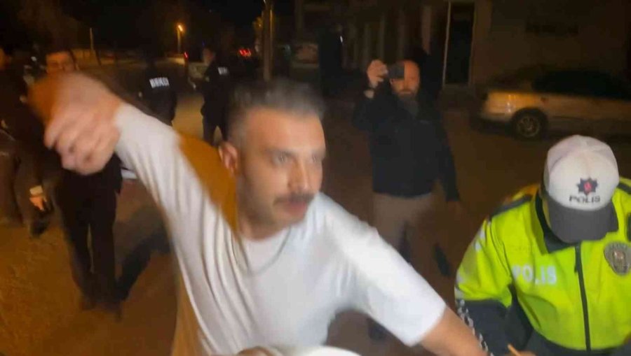 Alkollü Çıktı, Basın Mensubunu Darp Edip Kamerasını Kırdı