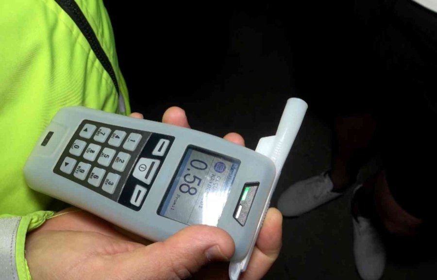 Alkollü Çıktı, Basın Mensubunu Darp Edip Kamerasını Kırdı