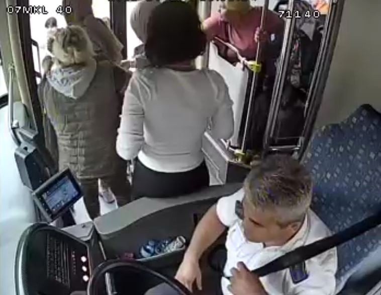 Halk Otobüsünde Fenalık Geçiren Kadının İmdadına Şoför Yetişti