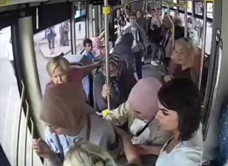 Halk Otobüsünde Fenalık Geçiren Kadının İmdadına Şoför Yetişti