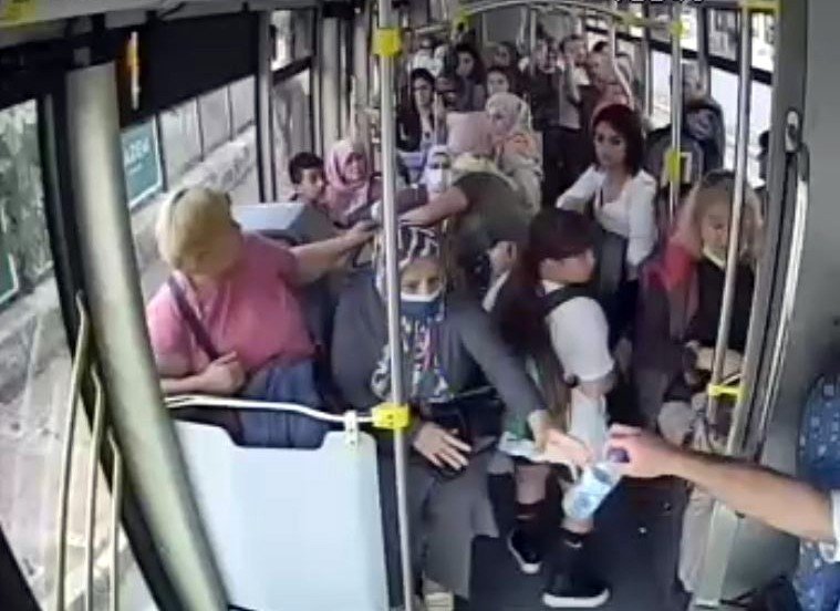 Halk Otobüsünde Fenalık Geçiren Kadının İmdadına Şoför Yetişti