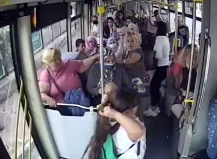 Halk Otobüsünde Fenalık Geçiren Kadının İmdadına Şoför Yetişti