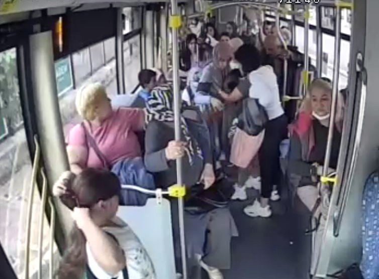 Halk Otobüsünde Fenalık Geçiren Kadının İmdadına Şoför Yetişti