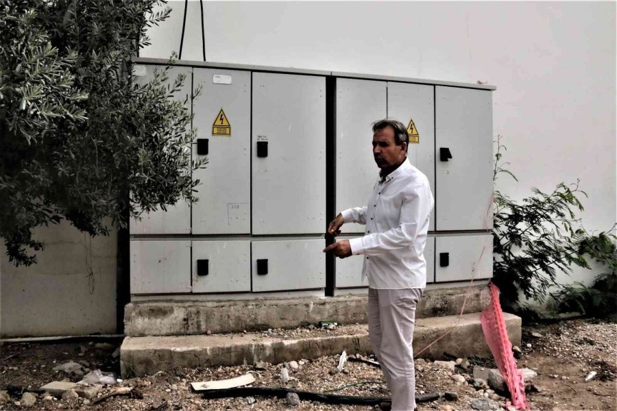 Antalya’da Yer Altındaki Kablolara Dadanan Hırsızlar, Hal Esnafının Elektriğini Ve İnternetini Kesti