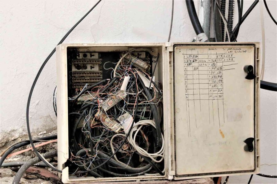 Antalya’da Yer Altındaki Kablolara Dadanan Hırsızlar, Hal Esnafının Elektriğini Ve İnternetini Kesti