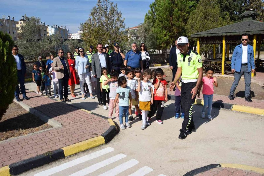 Kumluca’da Minik Öğrencilere Akülü Arabalarla Uygulamalı Trafik Eğitimi Verildi