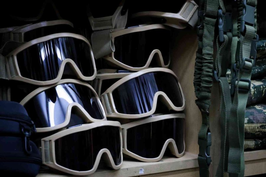 Ukraynalı Askerlerin Kışlık Bot, Mont, Hücum Yeleği İhtiyaçları Antalya’dan Gidiyor