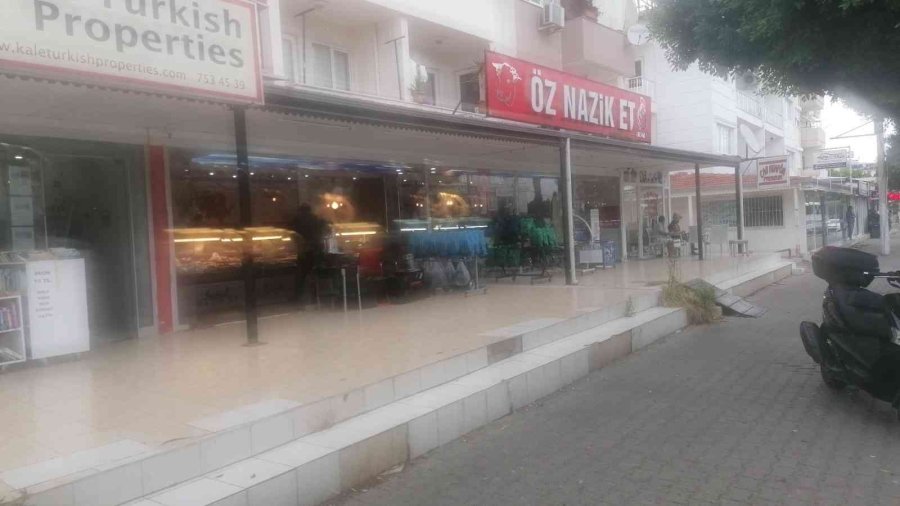 Turist Görünümlü Şahsın, Otomobil Hırsızlığı Kamerada