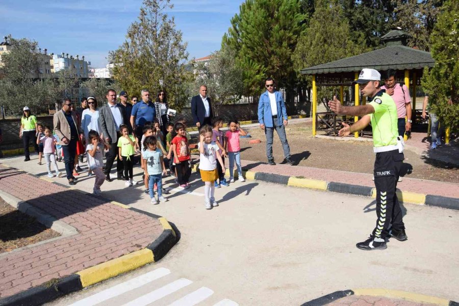 Kumluca’da Minik Öğrencilere Akülü Arabalarla Uygulamalı Trafik Eğitimi Verildi