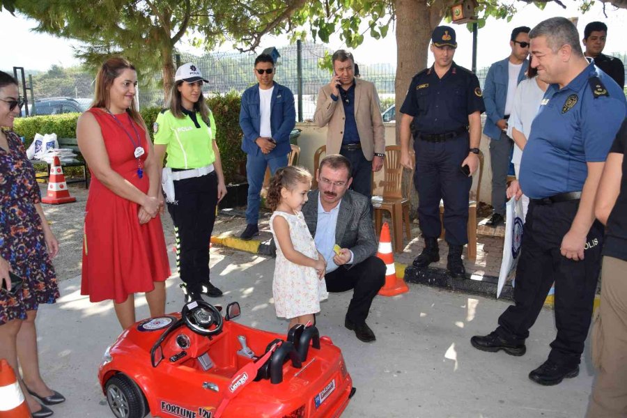 Kumluca’da Minik Öğrencilere Akülü Arabalarla Uygulamalı Trafik Eğitimi Verildi