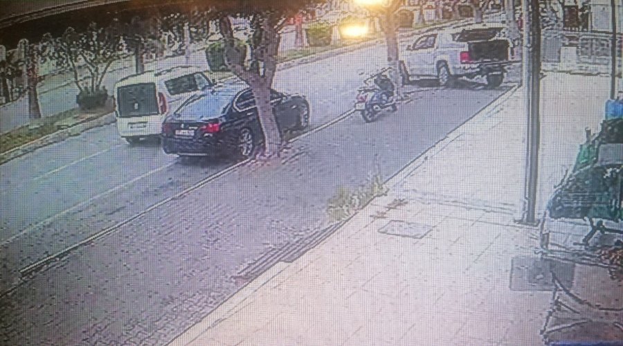 Turist Görünümlü Şahsın, Otomobil Hırsızlığı Kamerada