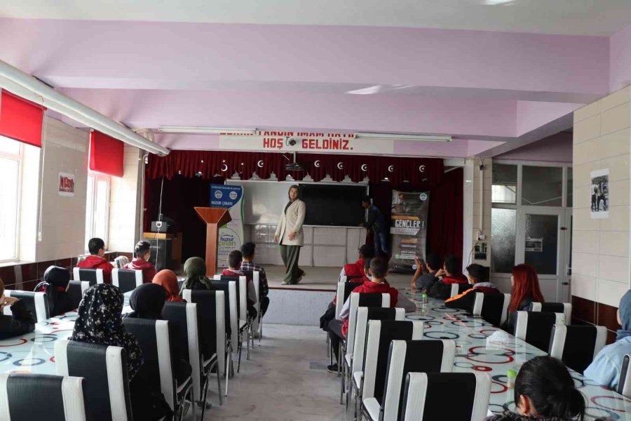 Gençlik Projeleriyle Ödül Alan Büyükşehir’den ’önce Gençler’ Diyen Eğitim Faaliyetleri