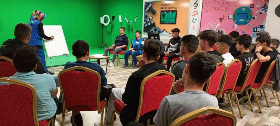 Gençlik Projeleriyle Ödül Alan Büyükşehir’den ’önce Gençler’ Diyen Eğitim Faaliyetleri