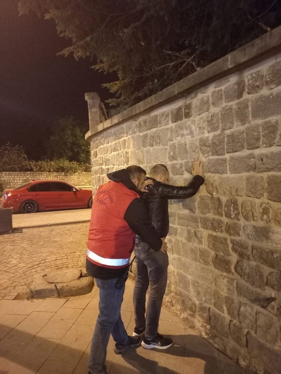 Güven Timleri 1 Haftada Bin 963 Şahsı Sorguladı, 6 Aranan Şahsı Yakaladı