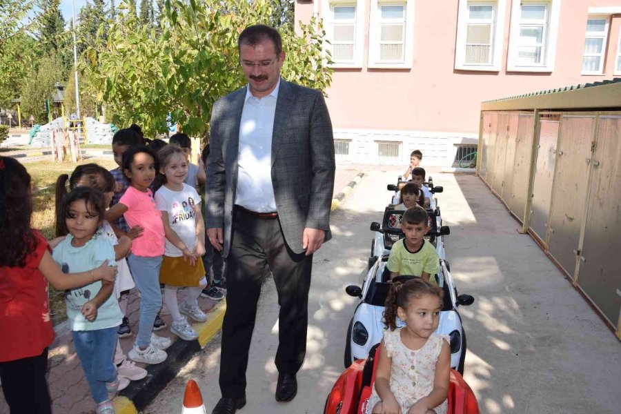 Kumluca’da Minik Öğrencilere Akülü Arabalarla Uygulamalı Trafik Eğitimi Verildi