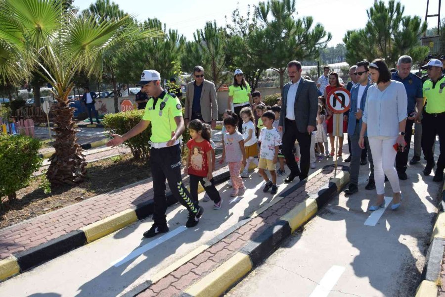 Kumluca’da Minik Öğrencilere Akülü Arabalarla Uygulamalı Trafik Eğitimi Verildi