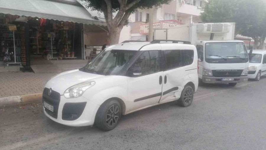 Turist Görünümlü Şahsın, Otomobil Hırsızlığı Kamerada