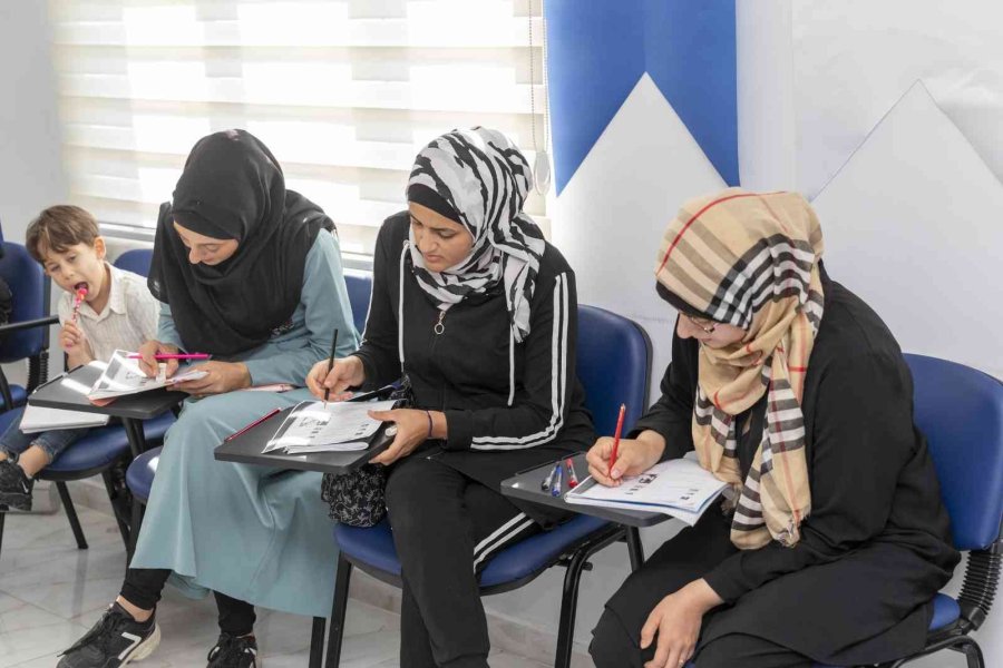 Göçmenler Türkçe Öğreniyor: Sosyal Uyum Merkezinde Türkçe Kursları Başladı