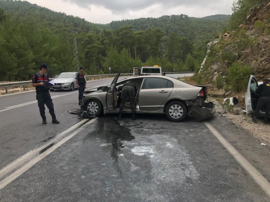 Antalya’da 2 Araç Çarpıştı: 3 Yaralı