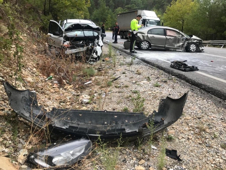 Antalya’da 2 Araç Çarpıştı: 3 Yaralı