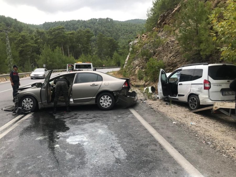 Antalya’da 2 Araç Çarpıştı: 3 Yaralı