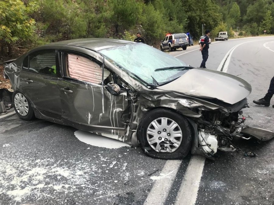 Antalya’da 2 Araç Çarpıştı: 3 Yaralı