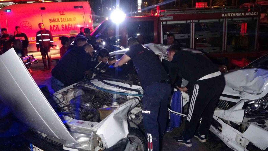 Antalya’daki Trafik Kazasında Can Pazarı: 4 Yaralı