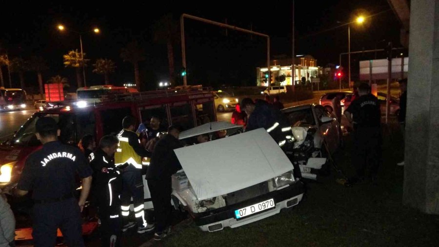 Antalya’daki Trafik Kazasında Can Pazarı: 4 Yaralı