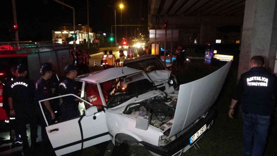 Antalya’daki Trafik Kazasında Can Pazarı: 4 Yaralı