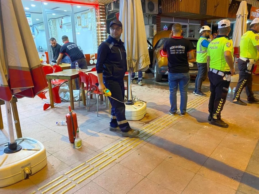 82 Yaşındaki Sürücü Ortalığı Savaş Alanına Çevirdi: 3 Yaralı