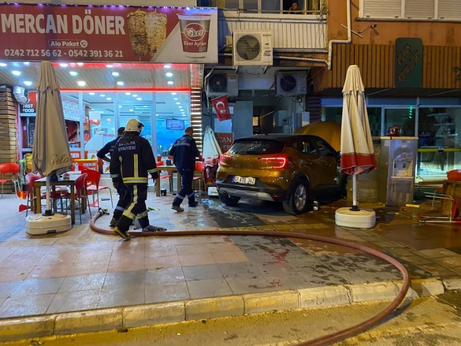 82 Yaşındaki Sürücü Ortalığı Savaş Alanına Çevirdi: 3 Yaralı