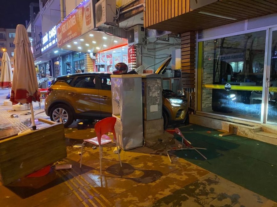 82 Yaşındaki Sürücü Ortalığı Savaş Alanına Çevirdi: 3 Yaralı